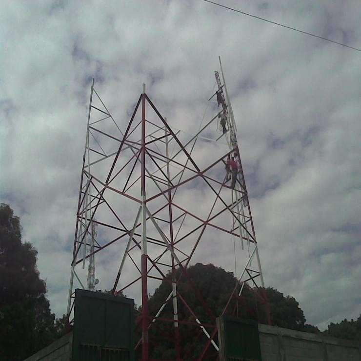 Cuadrilla de INESA en montaje de torre