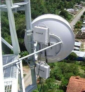 Montaje de antena y equipos en torre