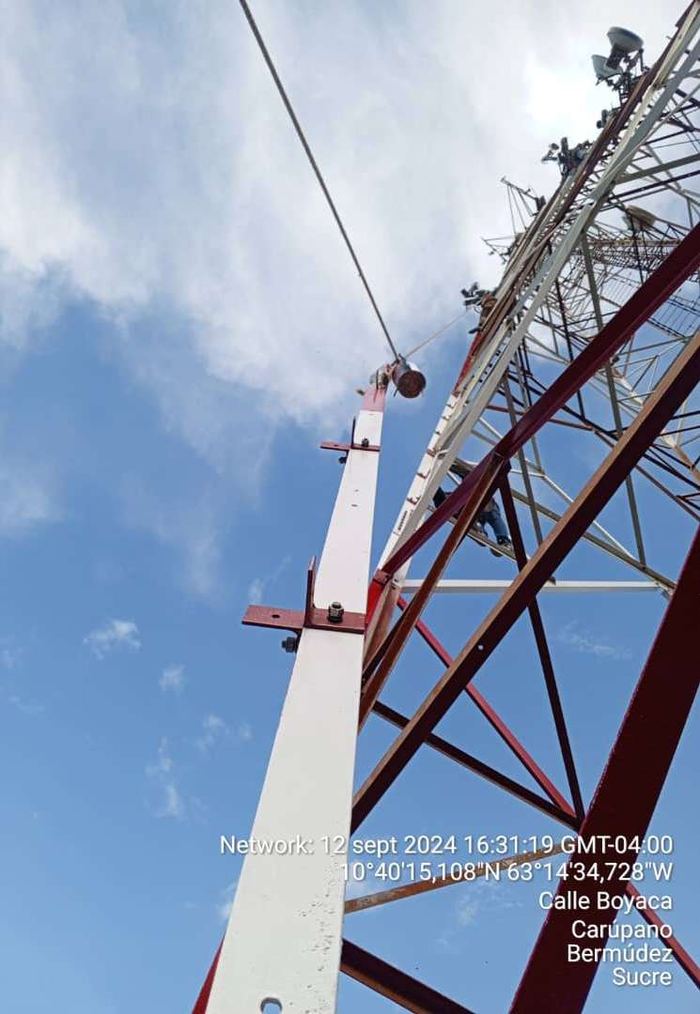 Instalación de piezas de refuerzo en la torre